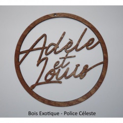 Deux prénoms en bois foncé...