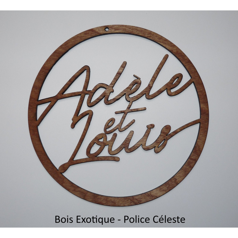 Deux prénoms en bois foncé ou clair.