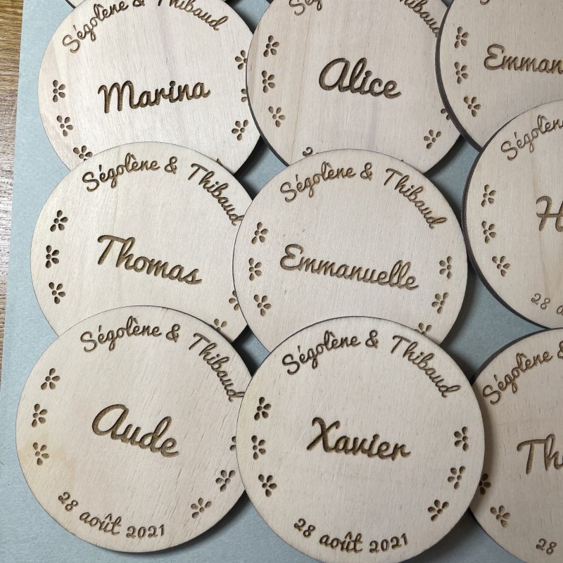 Sous Verre 3 personnalisations : nom des mariés, date du mariage et prénom de l'invité (modèle Thib)