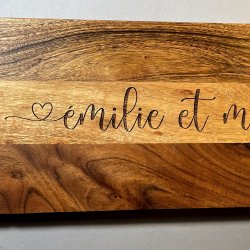 Pour un couple, en Acacia, gravée de 2 prénoms, planche de présentation, apéritif, charcuterie, fromage.