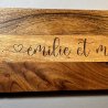 Pour un couple, en Acacia, gravée de 2 prénoms, planche de présentation, apéritif, charcuterie, fromage.