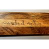Pour un couple, en Acacia, gravée de 2 prénoms, planche de présentation, apéritif, charcuterie, fromage.