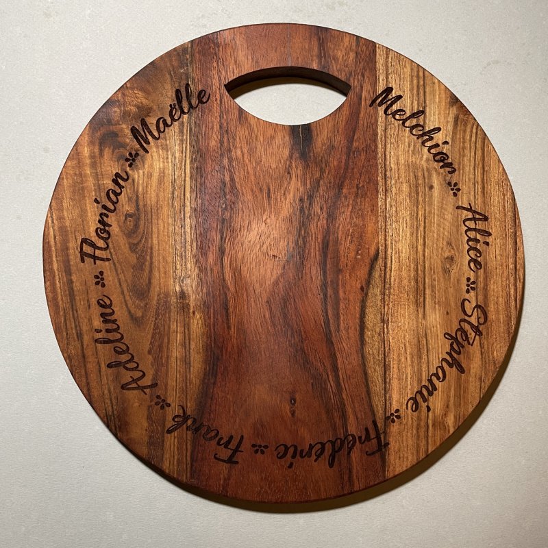 Avec tous vos prénoms, en Acacia,  30x30 cm, planche à découper gravée, de présentation, apéritif, charcuterie, fromage.