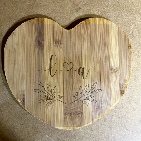 Personnalisée, en Bambou, gravée de vos initiales, modèle "coeur", planche de présentation, apéritif, charcuterie, fromage