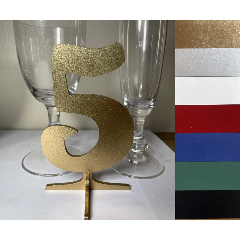 Numéro en Chiffred, en couleurs, sur socle court, police Fred. Or, argent, blanc, rouge, bleu, vert, noir ou votre couleur.