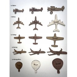 Avion, Marque Place,  en bois gravé.