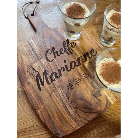 Avec votre prénom, en Acacia, gravée Chef(fe) et votre prénom, planche de présentation, apéritif, charcuterie, fromage.
