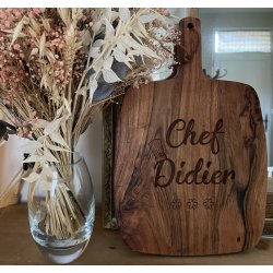Avec votre prénom, en Acacia, gravée Chef(fe) et votre prénom, planche de présentation, apéritif, charcuterie, fromage.