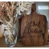 Avec votre prénom, en Acacia, gravée Chef(fe) et votre prénom, planche de présentation, apéritif, charcuterie, fromage.