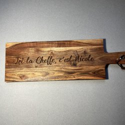 Avec votre prénom, en Acacia, gravée avec votre prénom, planche de présentation, apéritif, charcuterie, fromage.