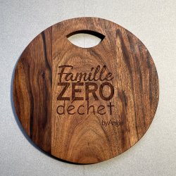 Planche en acacia gravée – Famille Zéro Déchet