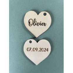 Coeur, marque-place en bois gravé.