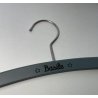 Cintre pour Bébé en Bois Gravure Personnalisée, modèle Rétro