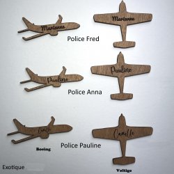 Avion, Marque Place,  en bois gravé.