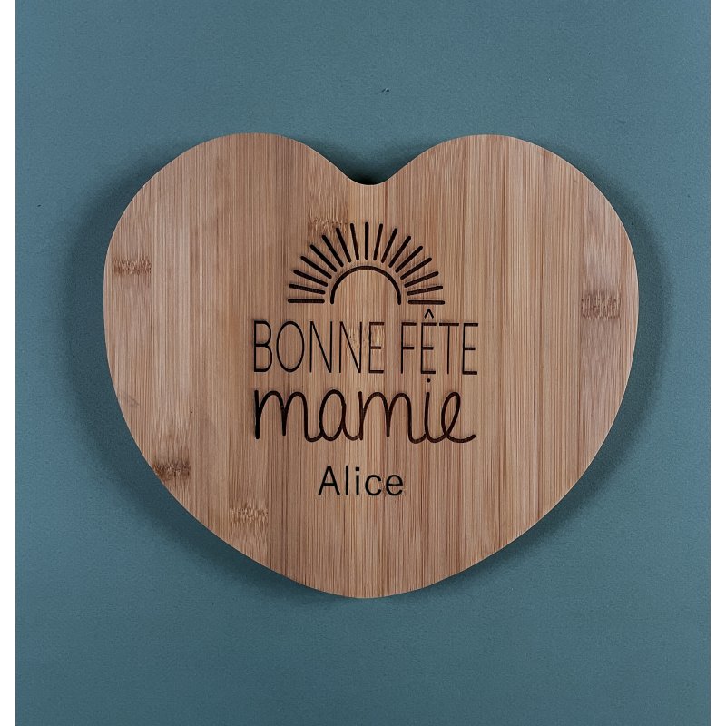Planche coeur à découper personnalisée Bonne Fête Maman, avec le / les prénom(s) des enfant(s)