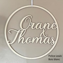 Deux prénoms en bois foncé ou clair.