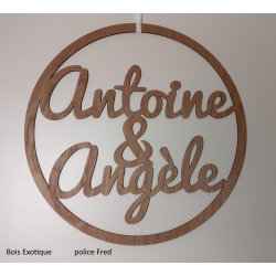 Deux prénoms en bois foncé ou clair.