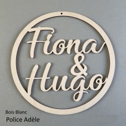 Deux prénoms en bois foncé ou clair.