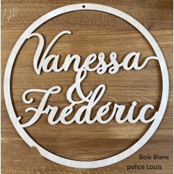 Deux prénoms en bois foncé ou clair.