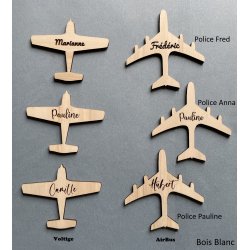 Avion Voltige, Marque Place,  en bois gravé prénom, initiale et date.