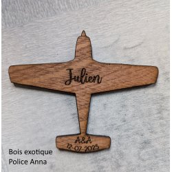 Avion Voltige, Marque Place,  en bois gravé prénom, initiale et date.
