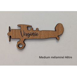 Avion, Marque Place,  en bois gravé.