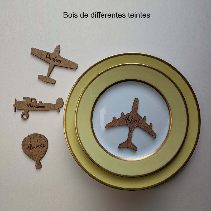 Avion, Marque Place,  en bois gravé.
