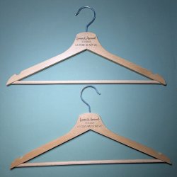 Cintre en Bois Gravure Personnalisé, Robe, Costume