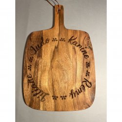 Personnalisée, en Acacia, gravée avec vos prénoms, modèle "ovale", planche de présentation, apéritif, charcuterie, fromage