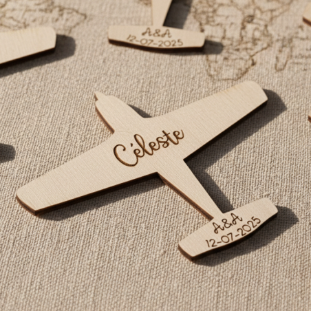Avion Voltige, Marque Place,  en bois gravé prénom, initiale et date.