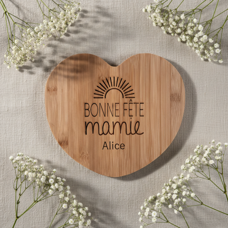 Planche coeur à découper personnalisée Bonne Fête Maman, avec le / les prénom(s) des enfant(s)