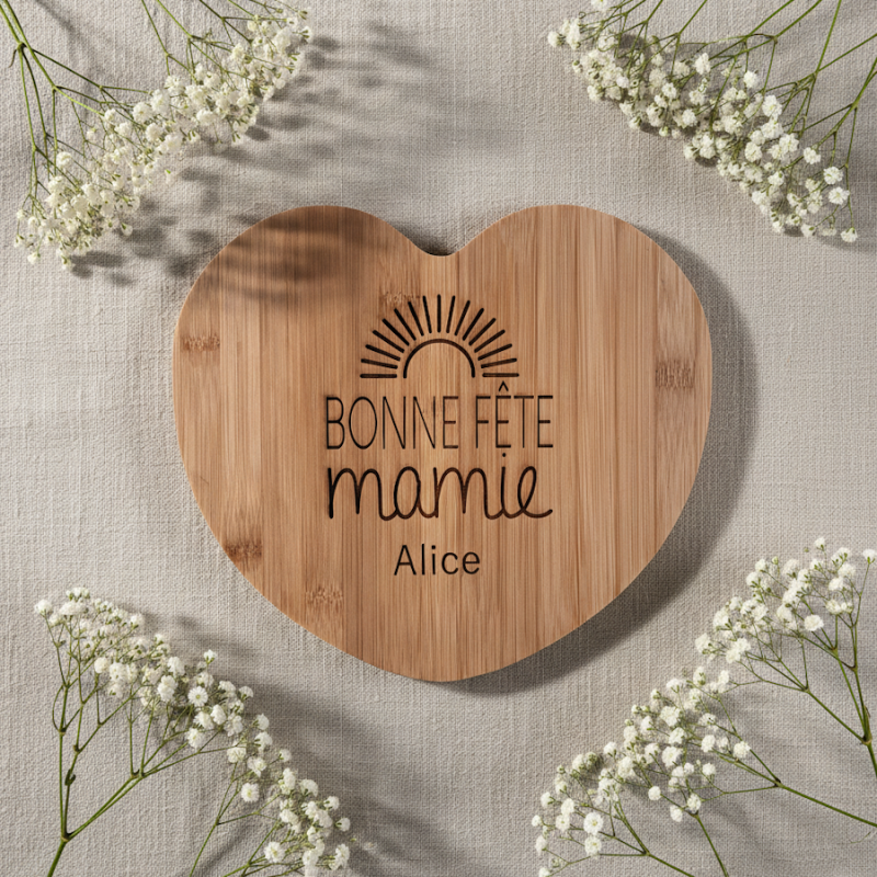 Planche en Bambou personnalisée - Cadeau Fête des Mamans ou Grands-Mères - Cœur 24x23 cm