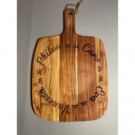 Personnalisée, en Acacia, gravée avec vos prénoms, modèle "ovale", planche de présentation, apéritif, charcuterie, fromage