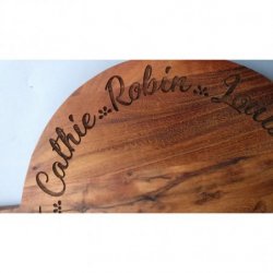 Planche en Acacia personnalisée - Prénoms de votre famille - Ronde 30x30 cm