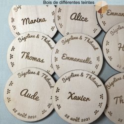 Sous Verre bois 3 personnalisations : nom des mariés, date du mariage et prénom de l'invité (modèle Thib)