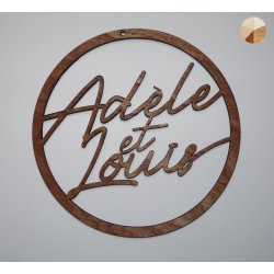 Deux prénoms en bois foncé ou clair.