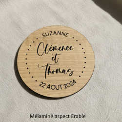 Sous Verre bois 3 personnalisations : nom des mariés, date du mariage et prénom de l'invité (modèle Clem)