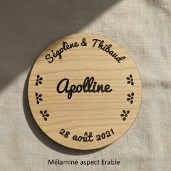 Sous Verre bois 3 personnalisations : nom des mariés, date du mariage et prénom de l'invité (modèle Thib)