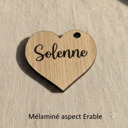 Coeur, marque-place en bois gravé.