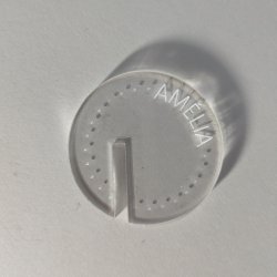 Marque VERRE  Ligne et Pointillé en plexiglas gravé.