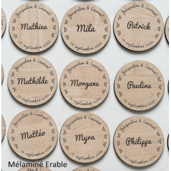 Sous Verre bois 3 personnalisations : nom des mariés, date du mariage et prénom de l'invité (modèle Thib)